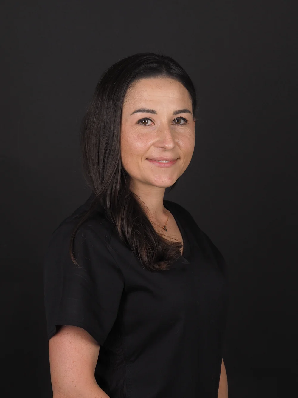 Ewelina Jakimek - portret na ciemnym tle