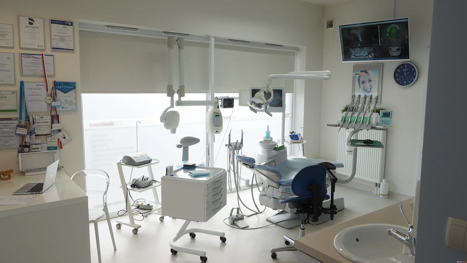 Gabinet z fotelem stomatologicznym, mikroskopem i monitorami